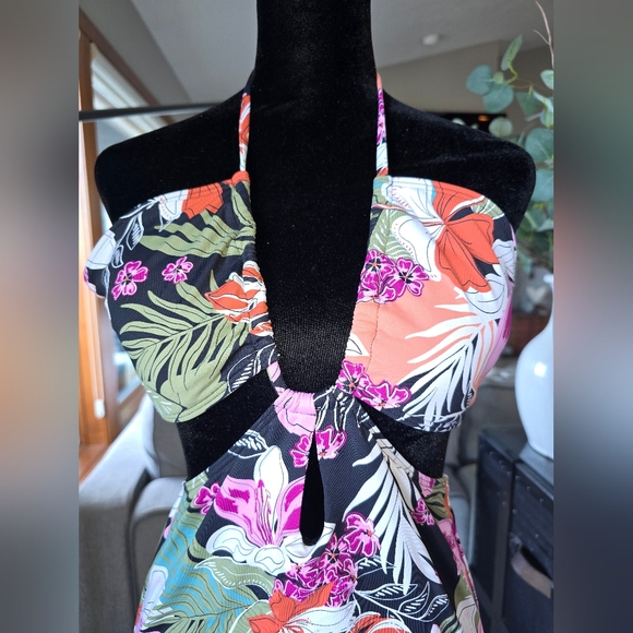 ROXY NWT swimsuit with cutouts Size Large - Picture 5 of 10